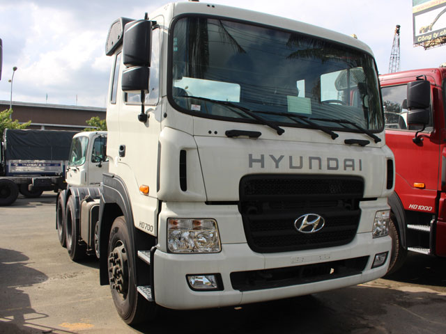 Xe đầu kéo Hyundai HD700 2 cầu máy 340ps